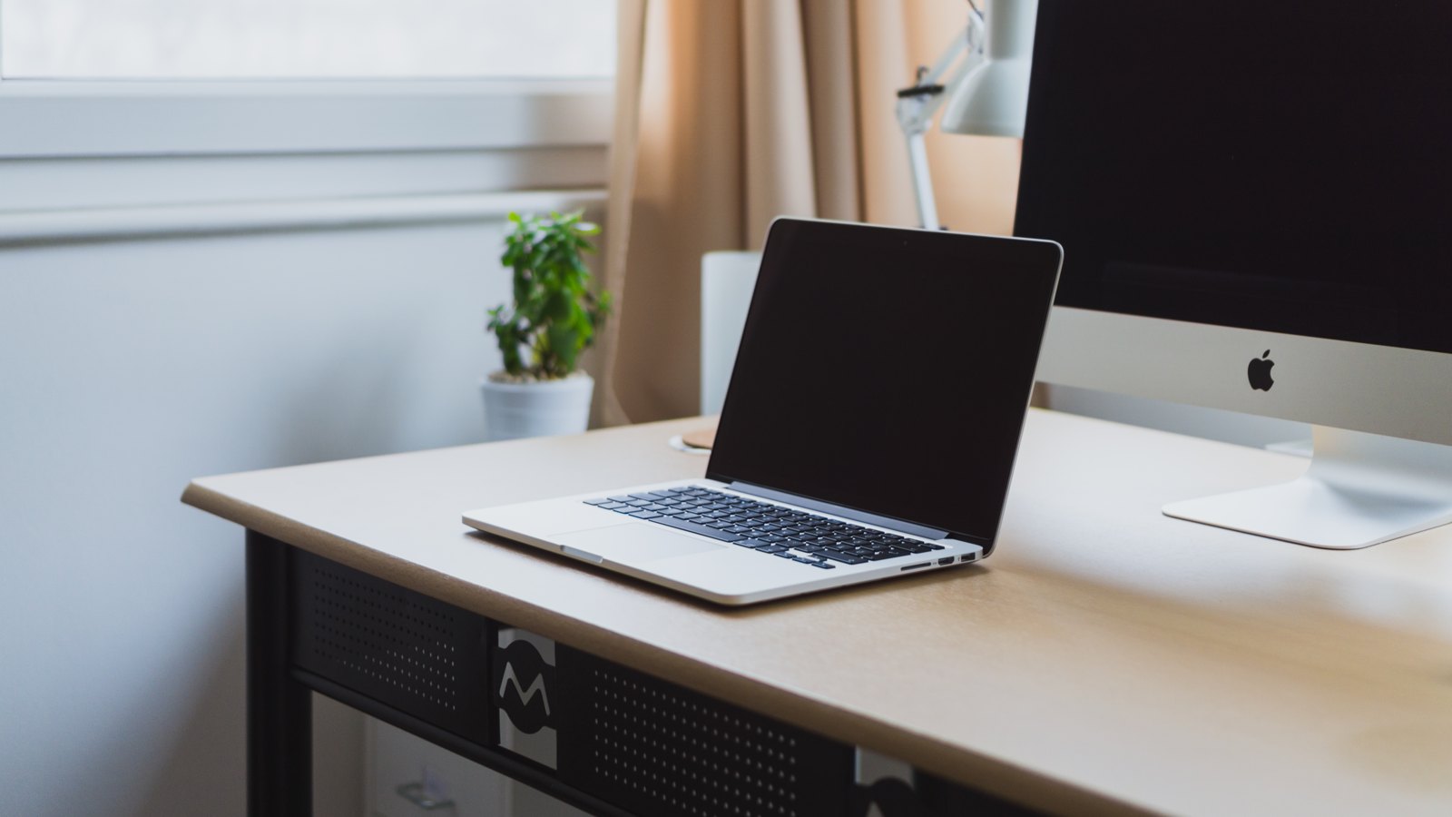 Imagem de referência para site premium: laptop com uma página aberta
