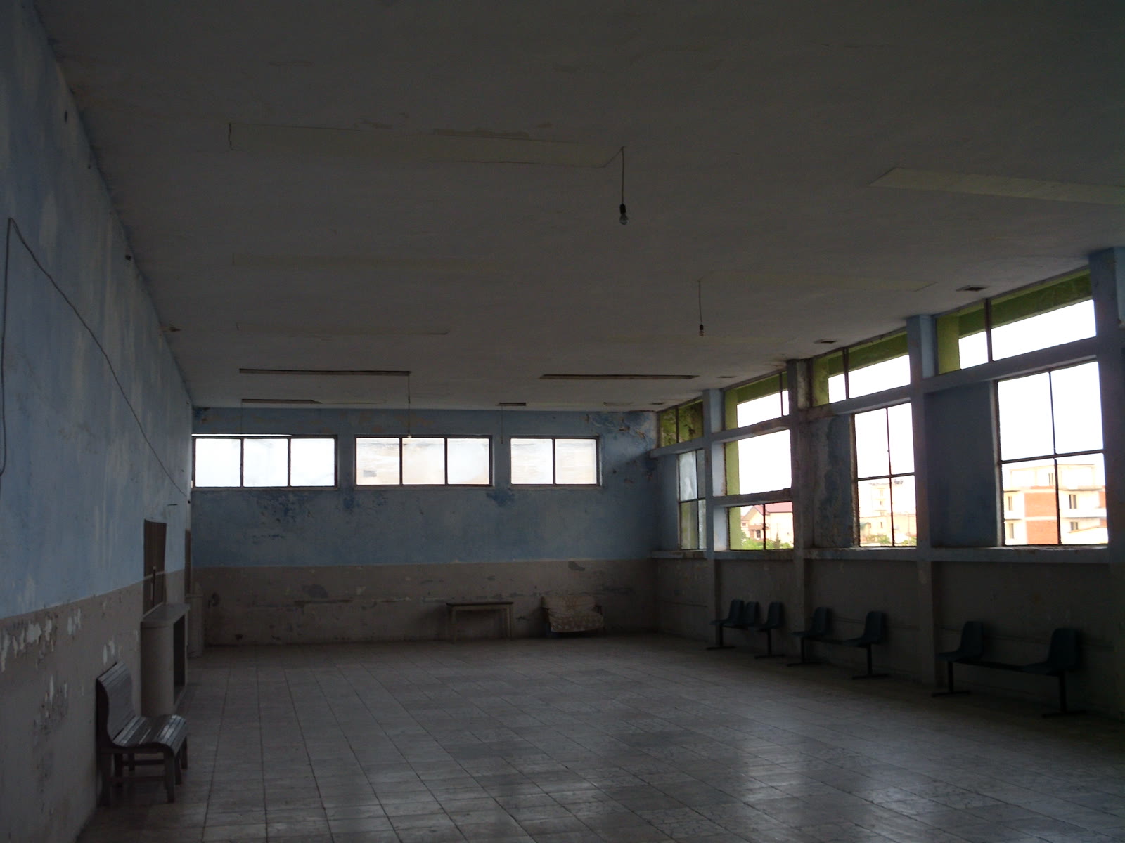 Sala de espera em clínica — triagem, qualificação e agendamento com SDR de IA