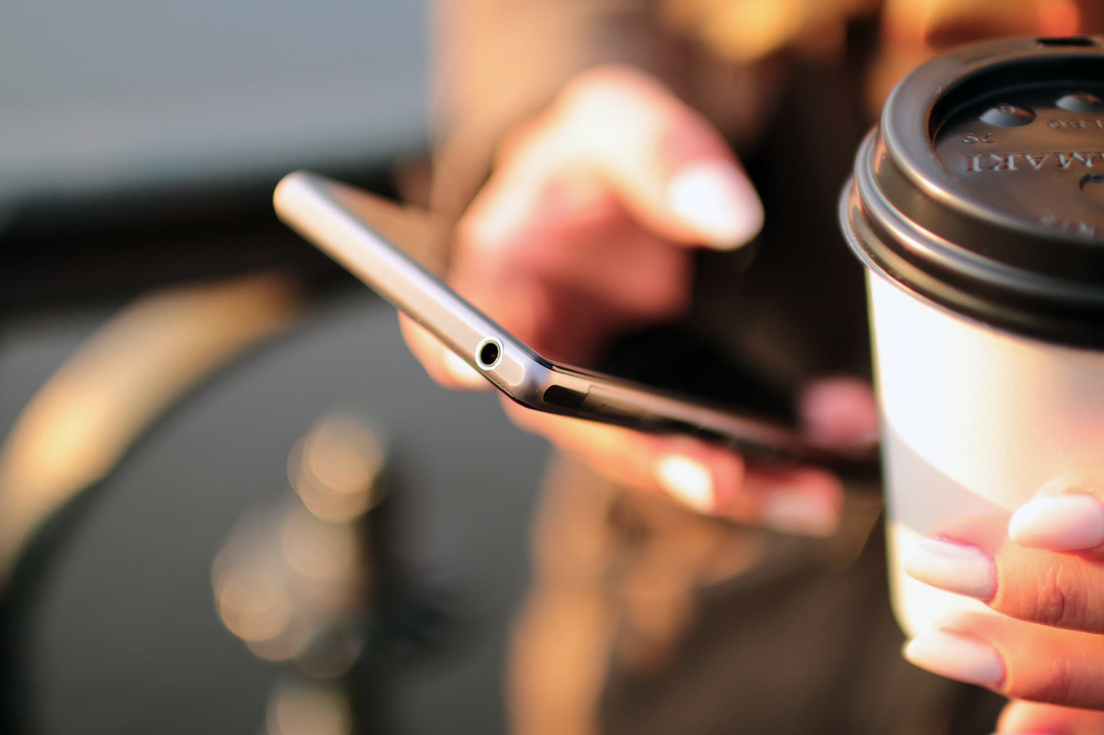 Pessoa usando smartphone para atendimento e vendas no WhatsApp