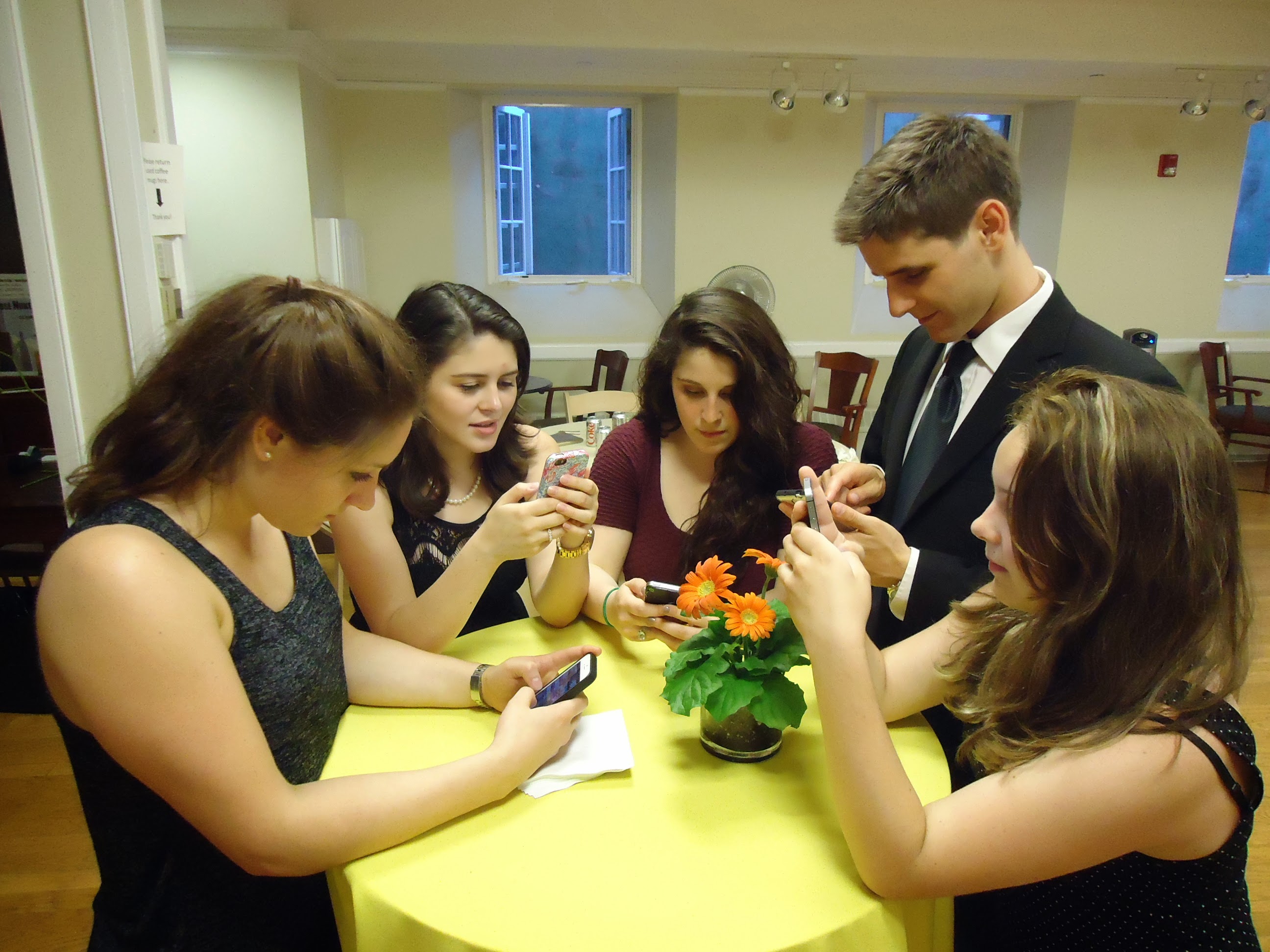 Pessoas digitando em smartphones (conversa e atendimento)